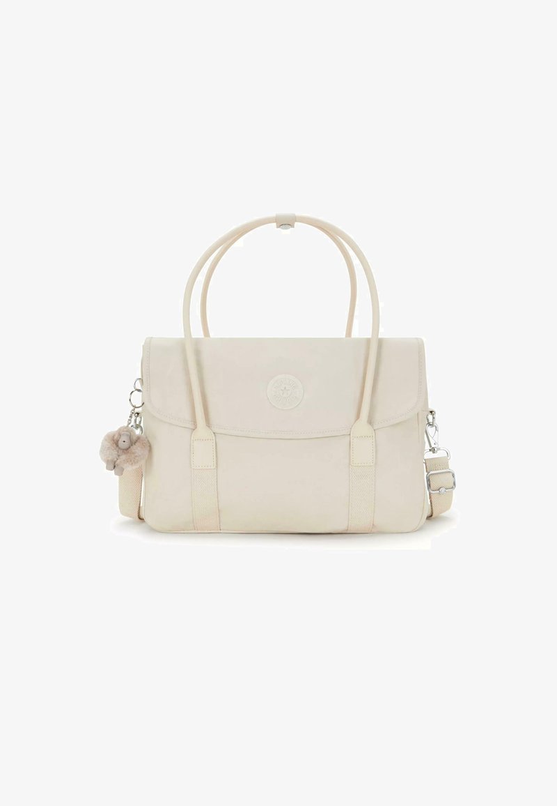 Sac fourre-tout de couleur crème en matériau durable, avec une fermeture à rabat, deux poignées et un accent de porte-clés duveteux.