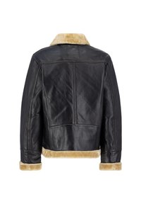 Jachetă din piele neagră, cu guler și mansete din blană de miel. Spatele prezintă o textură netedă, cu suturi vizibile și detalii cu panouri.