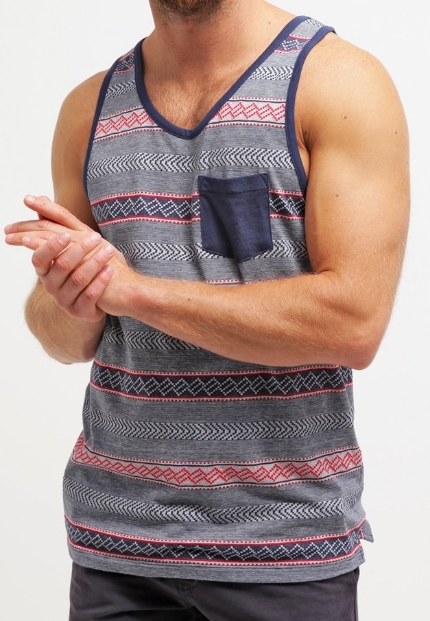 Débardeur rayé gris, avec des accents rouges et bleu marine, une poche poitrine et un décolleté en V. Le tissu semble léger avec une texture lisse.