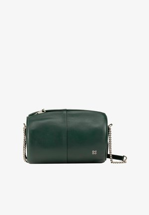 Borsa a tracolla verde in pelle con una texture liscia, forma arrotondata, tracolla in catena argentata e dettaglio logo minimalista sulla parte anteriore.