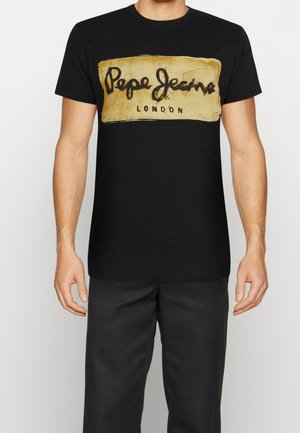 Černé bavlněné tričko s velkým, texturovaným zlatým a černým logem s nápisem "Pepe Jeans LONDON" v neformálním písmu.