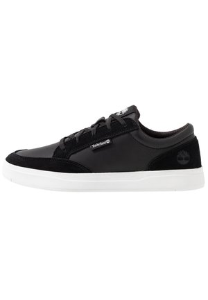 Sort lav sneakers med hvid sål, snørelukning, Timberland-logo på siden og hælen, glatte og ruskindsoverflader.