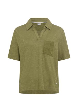 Olijfgroen poloshirt met korte mouwen, een gestructureerde open kraag en een geborduurde borstzak op een effen achtergrond.
