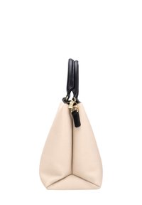 Bolso de mano de cuero pebble en color beige con forma triangular, asas negras, herrajes dorados y una etiqueta desmontable. Textura suave con acentos mínimos.
