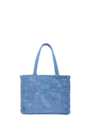 Borsa tote intrecciata blu con due manici e forma rettangolare, con una piccola etichetta frontale.