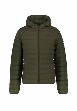 Chaqueta acolchada verde oliva con capucha, que presenta un diseño de acolchado horizontal, cierre frontal de cremallera y puños elásticos para un ajuste ceñido.