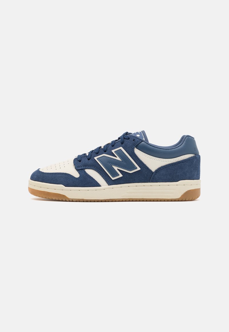 Blaue Wildleder- und Leder-Sneaker mit einer weißen Mesh-Spitze, ausgestattet mit einem großen weißen 'N'-Logo, einer Gummisohle und kontrastierenden Akzenten.