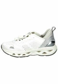 Scarpa sportiva bianca con tomaia in mesh traspirante, dettagli decorativi in argento, punta rotonda e suola ammortizzata con dettagli ritagliati.