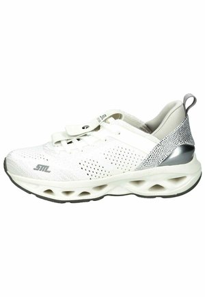 Zapatilla deportiva blanca con parte superior de malla transpirable, acentos en plata con patrones, puntera redondeada y suela acolchada con detalles recortados.