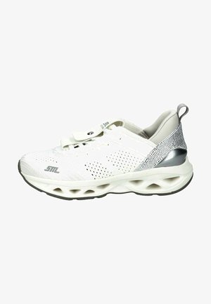 Weiße Sportschuh mit einem atmungsaktiven Mesh-Obermaterial, gemusterten Akzenten in Silber, einer abgerundeten Zehenpartie und einer dämpfenden Sohle mit Ausschnitten.