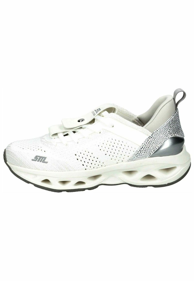 Scarpa sportiva bianca con tomaia in mesh traspirante, dettagli decorativi in argento, punta rotonda e suola ammortizzata con dettagli ritagliati.