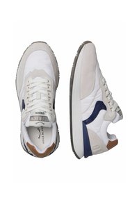 Zapatillas blancas y gris claro con acentos de ante y cuero, que cuentan con paneles laterales en azul marino y cordones blancos. Suela texturizada para mayor agarre.