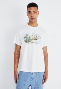 Levi's® RELAXED FIT - Trükipildiga T-särk - white