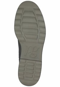 Podešev boty s texturovaným gumovým materiálem. Barva je světle šedá, s různými vzory podrážky a embosovanou značkou "pg."