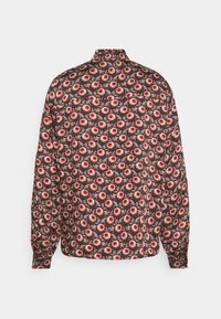 Chemise à manches longues avec boutons, base noire et motif floral rouge, blanc et beige, vue de dos.
