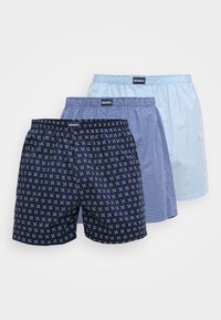 Trois paires de boxers Diesel : un uni bleu clair, un à carreaux bleus et un bleu marine avec des motifs croisés blancs. Taille élastique, matière en coton.