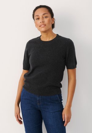 Dunkelgrauer kurzärmelig gestrickter Pullover mit rundem Halsausschnitt und geripptem Saum, kombiniert mit blauen Jeans. Weiche Textur und körperbetonter Schnitt.