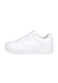 Zapatilla baja blanca de Skechers con cierre de cordones, suela texturizada y cuello acolchado, mostrada en perfil lateral.