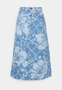 Falda de mezclilla azul claro con patrón floral, que presenta una cintura alta, cierre frontal de botones y forma acampanada. Detalle de textura desgastada presente.