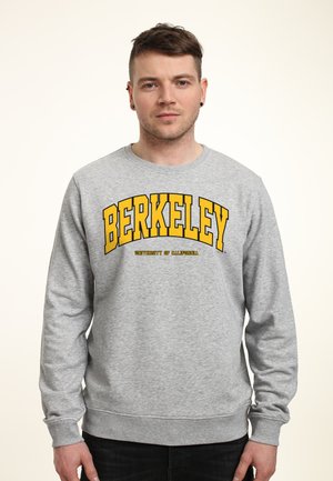 Felpa grigia con scollatura arrotondata e polsini a coste, con "BERKELEY" e "UNIVERSITY OF CALIFORNIA" stampati in bold giallo.