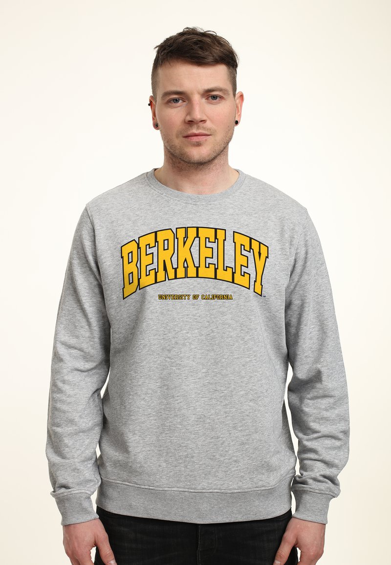 Felpa grigia con scollatura arrotondata e polsini a coste, con "BERKELEY" e "UNIVERSITY OF CALIFORNIA" stampati in bold giallo.