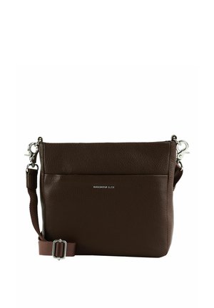 Sac à bandoulière en cuir marron foncé avec sangle en tissu réglable et fermoirs métalliques argentés, poche avant et petit logo de la marque au centre.