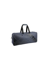 Sportväska med en mörkblå tygutsida, med ett svart geometriskt mönster och slitstarka svarta handtag, dragkedjestängning i ena änden.