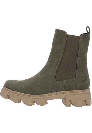 Ankelstøvle i olivengrøn ruskind med beige chunky slidstærk sål, elastiske sidepaneler og en trækflig bagpå.