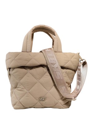 Beige quiltet tote taske med top-håndtag, bred justerbar rem med tekst og et lille logoemblem midt for.