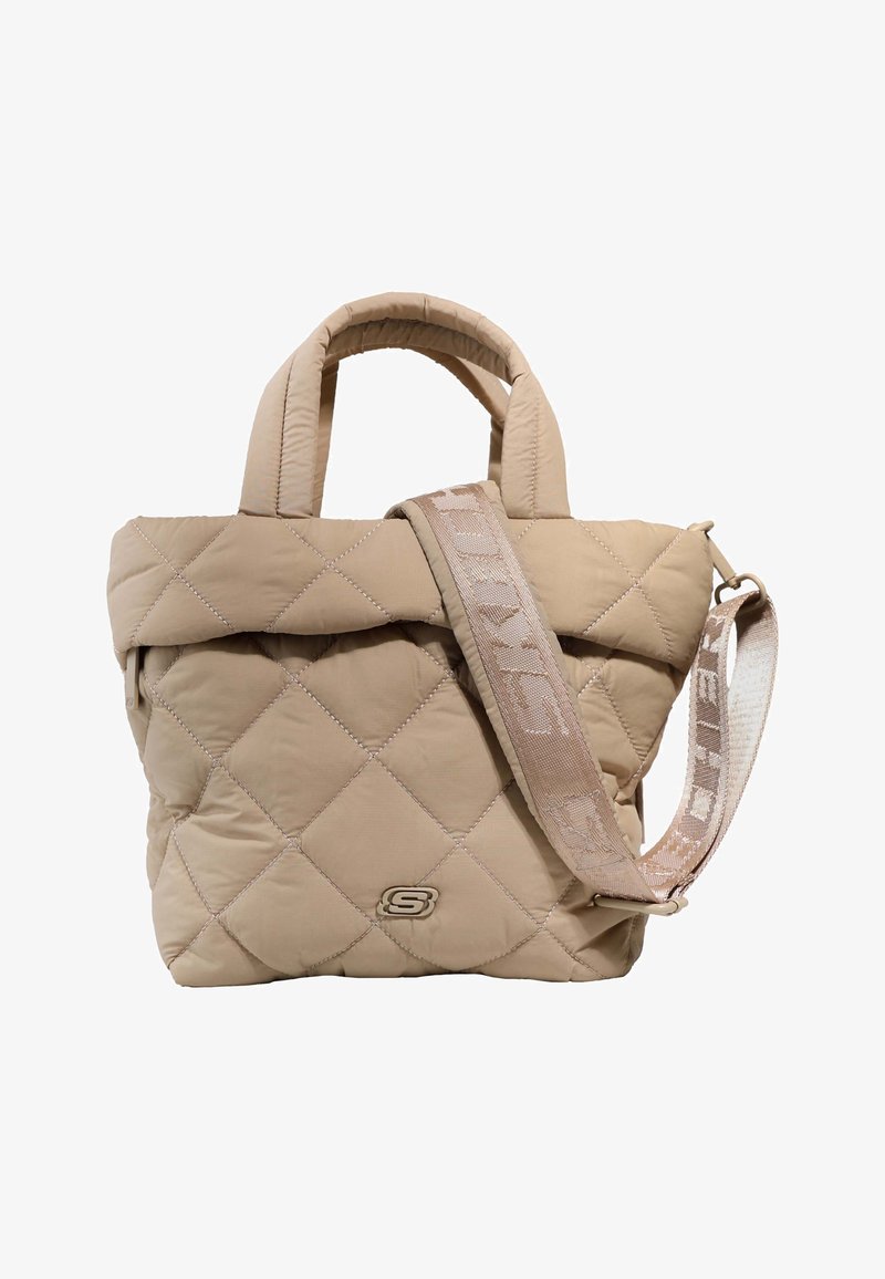 Sac fourre-tout matelassé beige avec poignées supérieures, large bandoulière réglable avec texte et petit emblème de logo au centre avant.