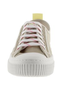 Sneaker beige con tomaia in rete, suola in gomma bianca, lacci a righe rosa e bianchi, e un pratico tirante giallo sul tallone. Design a motivi su tutta la superficie.