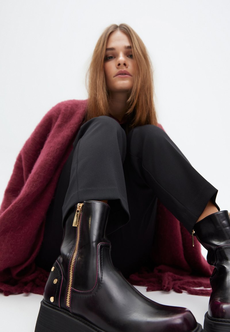 LOLA CASADEMUNT Kotníkové boty na platformě - burgundy