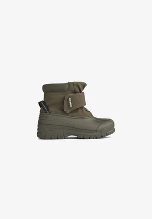 Botte d'hiver vert olive avec semelle en caoutchouc robuste, bride Velcro réglable et maintien rembourré de la cheville, conçue pour des conditions froides et humides.