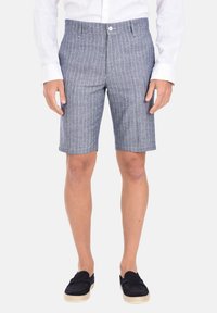 Shorts a righe blu e bianche con parte anteriore piatta, passanti per cintura e chiusura con un solo bottone. Realizzati in tessuto leggero per il massimo comfort.