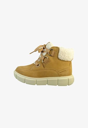 Bottes de cheville étanches en suède de couleur beige, avec une doublure blanche moelleuse, dotées d'œillets en métal ronds et d'une semelle épaisse de couleur crème.