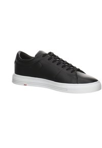 Baskets en cuir noir avec un bout rond, semelle en caoutchouc blanche et lacets noirs. Le côté présente des coutures minimales et un accent de logo subtil.