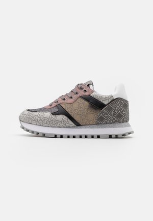 Zapatilla baja con tejido estampado en gris, beige y rosa, detalles en cuero negro, suela acolchada blanca y suela exterior de goma texturizada.