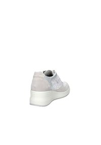 Sneaker grigio chiaro con pannelli in suede e mesh, fascetta elastica e suola a cuneo bianca. La vista posteriore mostra dettagli testurizzati e ammortizzazione.