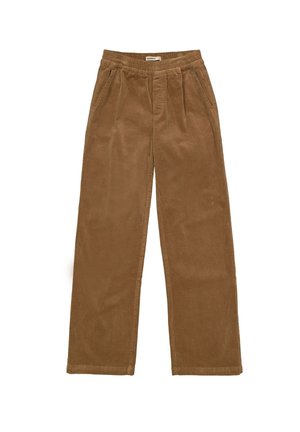 Bruine corduroy broek met elastische tailleband en zijzakken, plat liggend op een witte achtergrond.