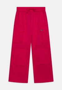 Lys rosa cargo-bukser med elastisk liv, snor og flere store lommer foran, laget av lett stoff.