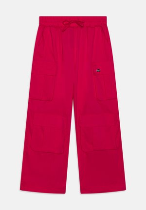 Pantaloni cargo rosa brillante con vita elasticizzata, cordino e diverse tasche grandi sul davanti, realizzati in tessuto leggero.