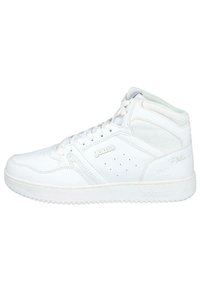 Zapatilla alta blanca hecha de cuero liso con lados perforados, cordones planos y acentos de logo en el lado y en el talón.