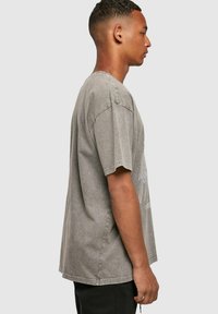 MJ Gonzales METAMORPHOSE - Triko s potiskem - asphalt