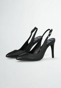 Slingback in pelle nera con tacco alto a stiletto e punta affusolata, dettaglio con fibbia e una linea sottile. Texture liscia con una finitura lucida.