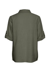 Vista posteriore di una camicia verde oliva a maniche corte con maniche arrotolate e colletto classico su sfondo bianco.