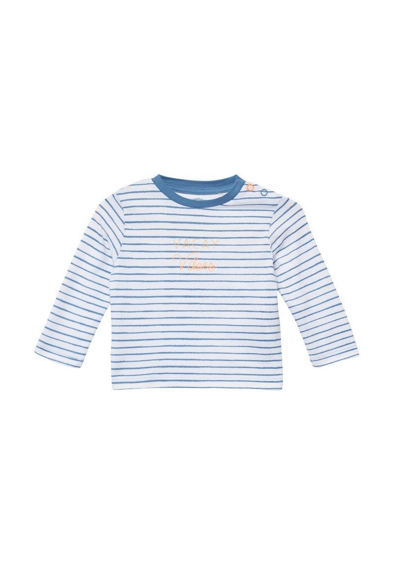 Langarmshirt in Weiß mit blauen horizontalen Streifen, mit orangefarbigem Text "VACAY Vibes" und einem kontrastierenden blauen Rundhalsausschnitt.