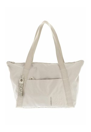 Sac fourre-tout beige avec deux poignées solides, fermeture éclair, poche avant, tissu texturé et détail de logo en relief sur le côté.