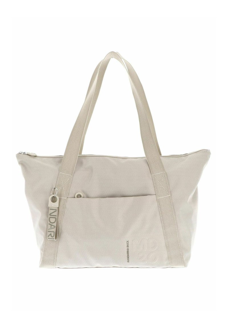 Sac fourre-tout beige avec deux poignées solides, fermeture éclair, poche avant, tissu texturé et détail de logo en relief sur le côté.