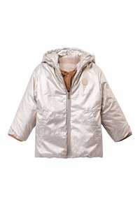 Zilveren donsjasje met capuchon, voorzien van een beige voering en een ronde logopatch. De stof heeft een gladde, glanzende textuur en elastische manchetten.