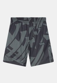 Mustat ja harmaat urheilushortsit, joissa on verkkotekstuuria, abstrakteja geometrisia kuvioita ja elastinen vyötärö mukavuutta varten.